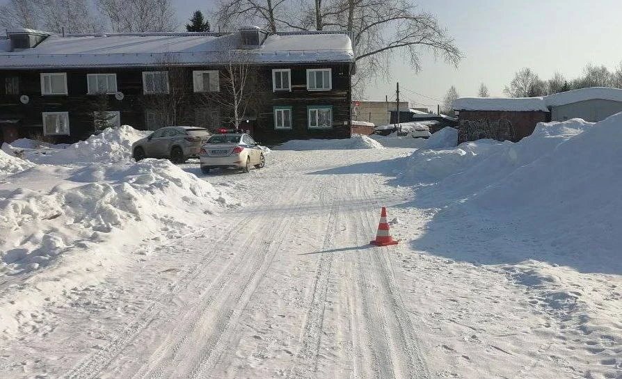 В Красноярском крае ребенок, катаясь на стихийной горке, попал под колёса авто 
