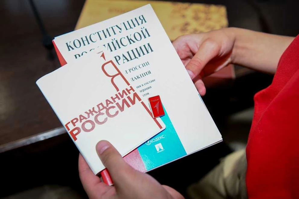 Глава Хакасии вручил паспорта лучшим школьникам республики