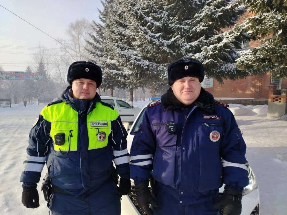 Сотрудники ДПС Красноярского края помогли замерзающему на трассе кузбассовцу