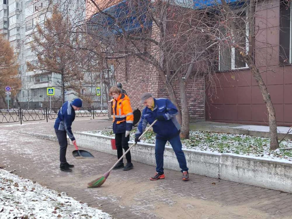КрасКом приступил к зимней обработке тротуаров и дорог песочной смесью