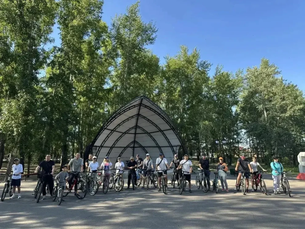 Полицейские Тувы провели семейный велопробег накануне праздника