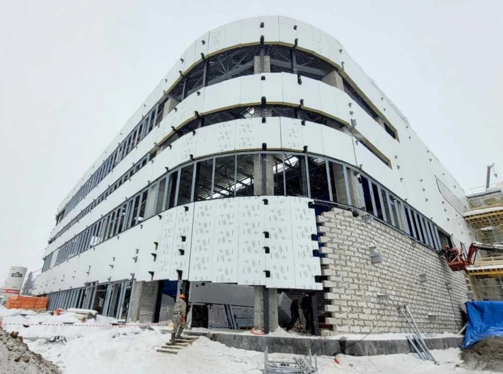 В Барнауле продолжается строительство нового аэровокзала  
