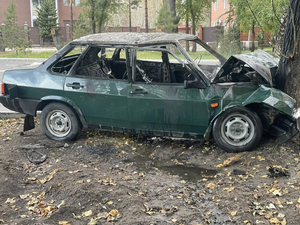 Полицейские в Туве вытащили водителя без сознания из горящей машины