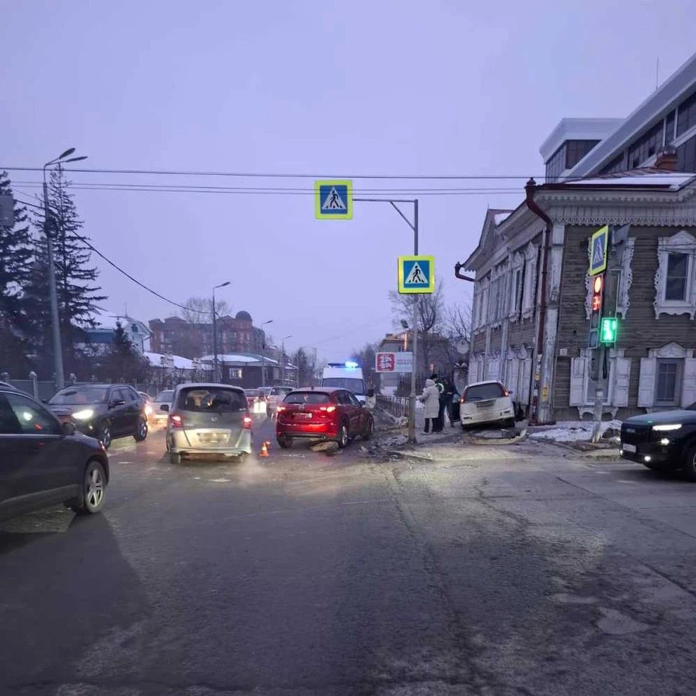 В Томске столкнулись две иномарки: трое пострадавших в больнице  