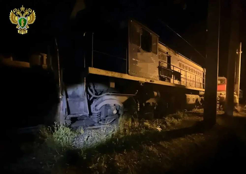 В Красноярском крае с путей сошёл тепловоз с двумя вагонами