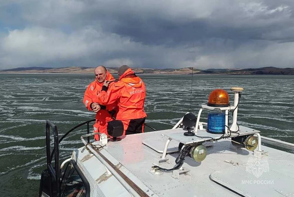 На Красноярском водохранилище спасали рыбаков во время шторма