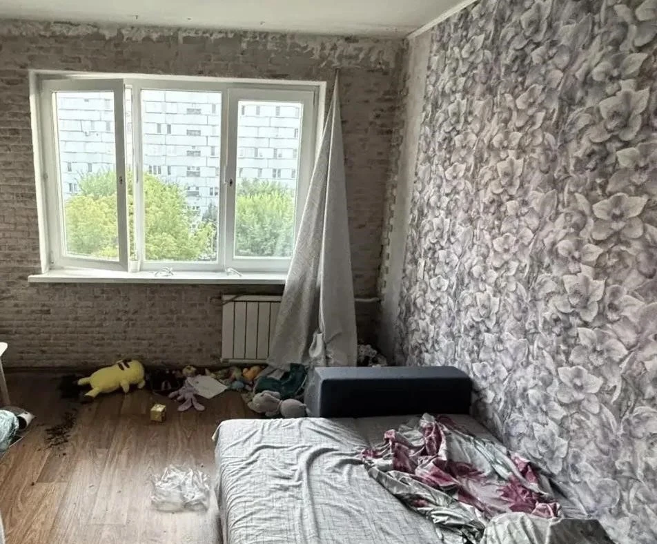 В Красноярске двухлетний мальчик выпал из окна пятого этажа и погиб