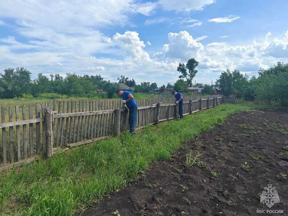 МЧС и спасатели продолжают разбирать последствия урагана в Алтайском крае
