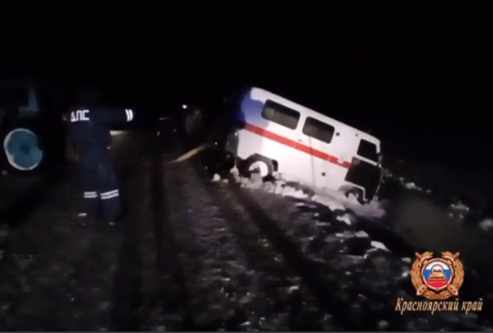 В Красноярском крае экипаж ДПС помог застрявшей в снегу скорой помощи с больным 