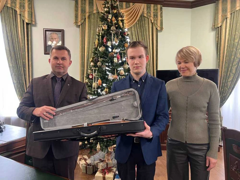 Мэр Томска подарил инвалиду скрипку