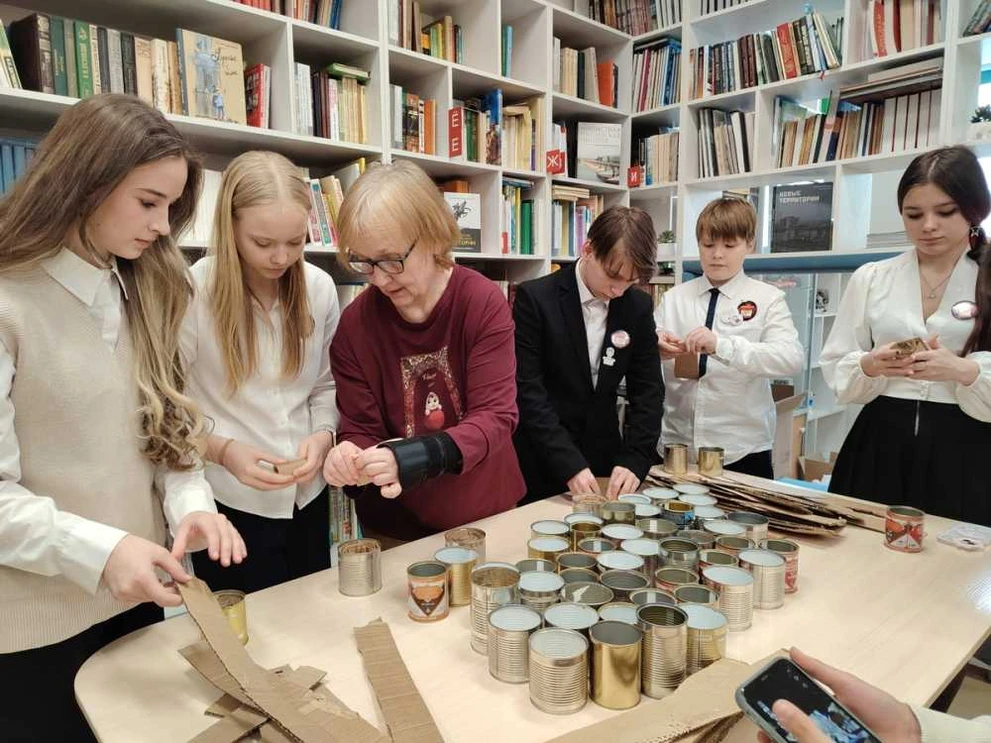 Красноярские лицеисты из «Совиного дозора» готовят посылки для бойцов СВО 