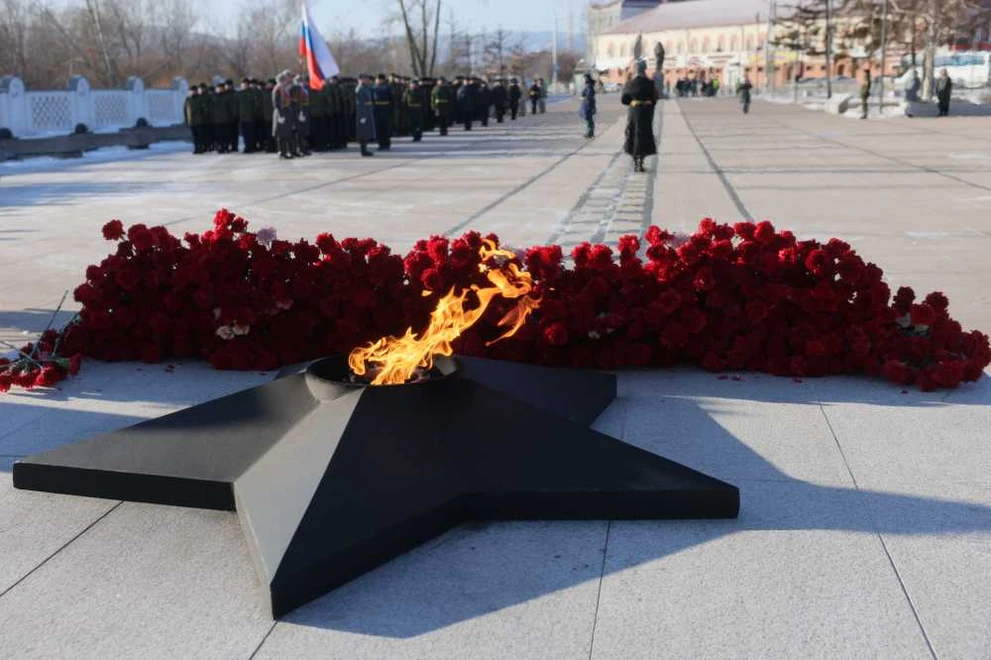 Красноярцы в День защитника Отечества возложили цветы к Вечному огню