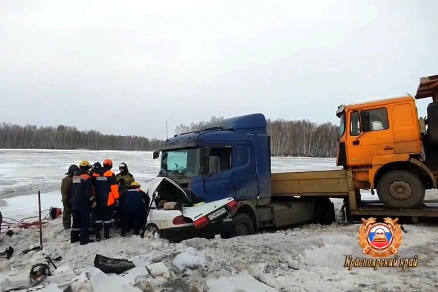 В Красноярском крае в столкновении с тягачом погибли водитель и пассажир «Волги»