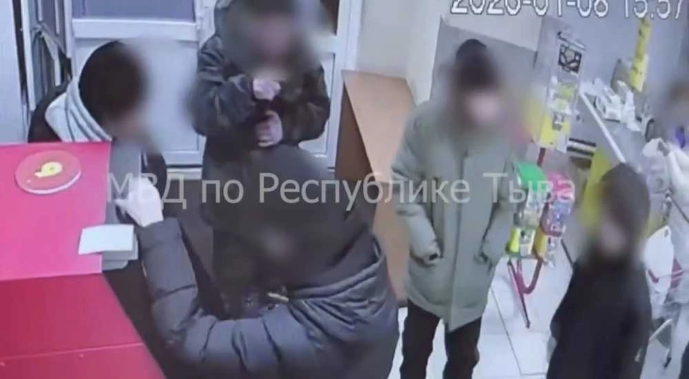В Туве подростки продавали банковские карты для мошеннических переводов