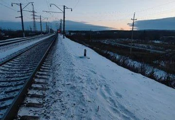 В Красноярском крае грузовым поездом тяжело травмирован мужчина