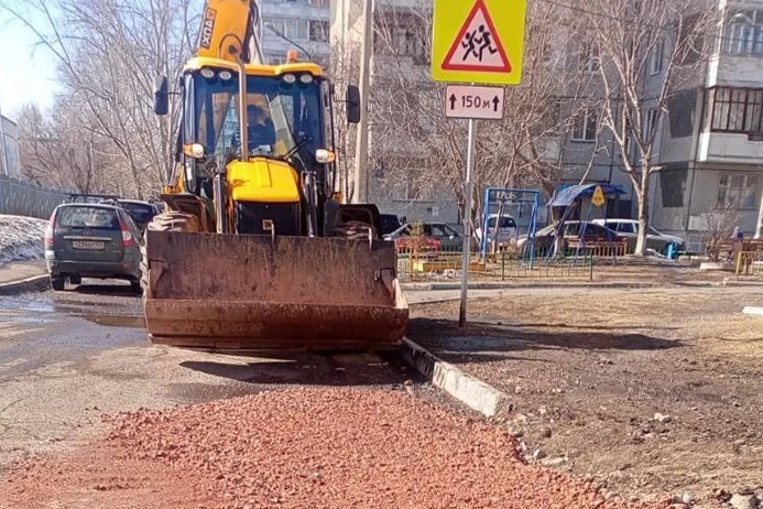 В Красноярске КрасКом устраняет провалы грунта, вызванные талыми водами