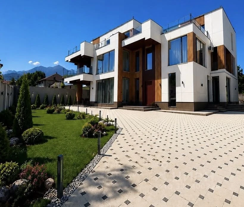 В закрытом посёлке Алтая продают огромный дом с «умной» начинкой