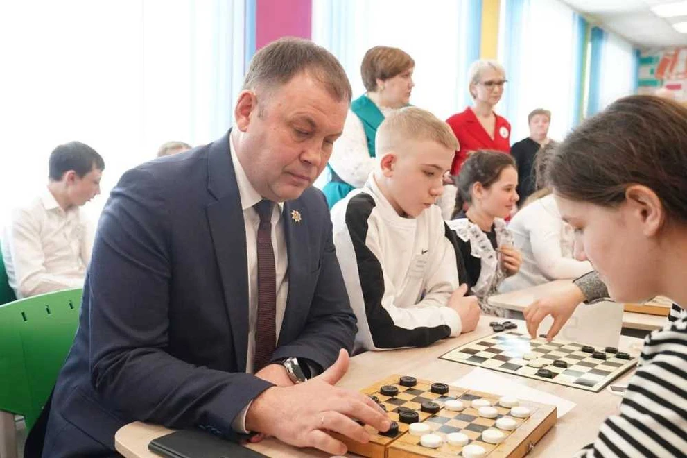 Глава Кузбасса совершил визит в отремонтированную школу в Чебулинском районе