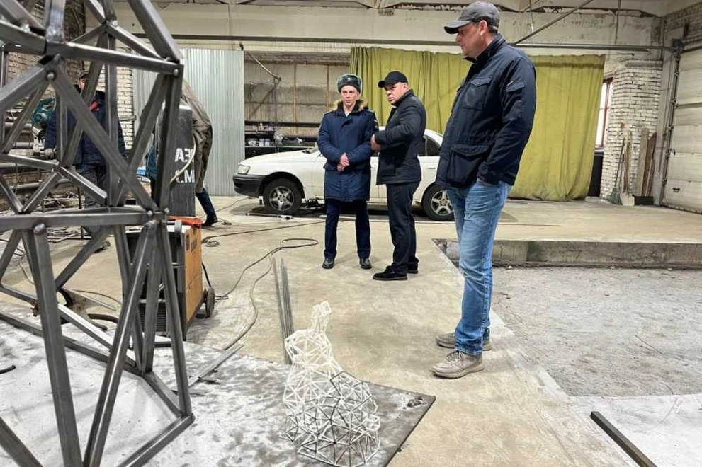 В Красноярские начали украшать к Новому году улицы, скверы и дорожные развязки 