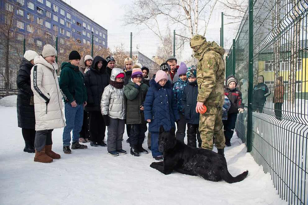 В Кемерово ребята из социально-реабилитационного центра встретились с кинологами 
