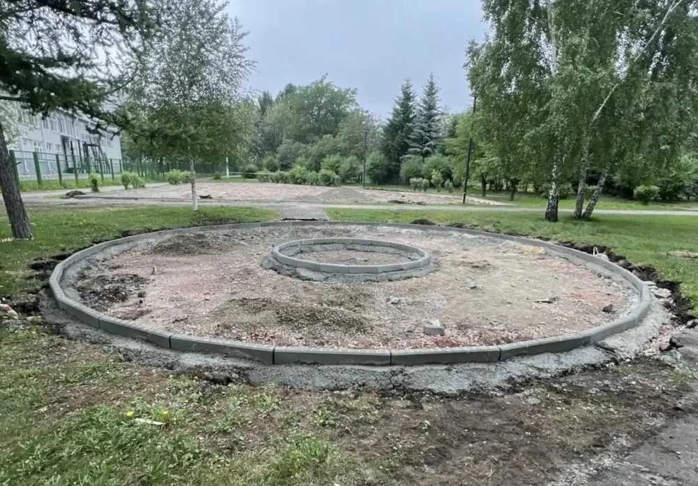 В Советском районе Красноярска проводится благоустройство сквера Журналистов