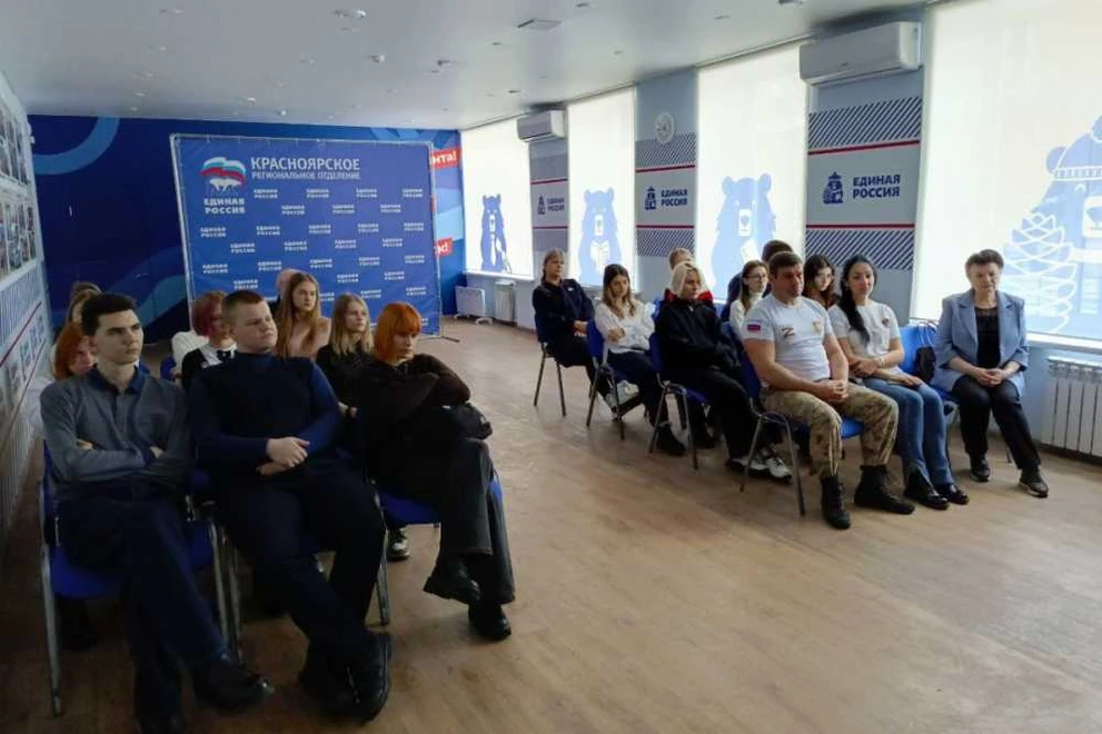 В Штабе общественной поддержки в Красноярске продолжают смотреть военные фильмы