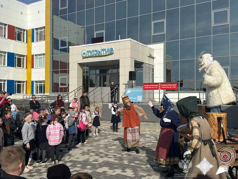 «Кудесы-куралесы» посетили несколько школ Томска 