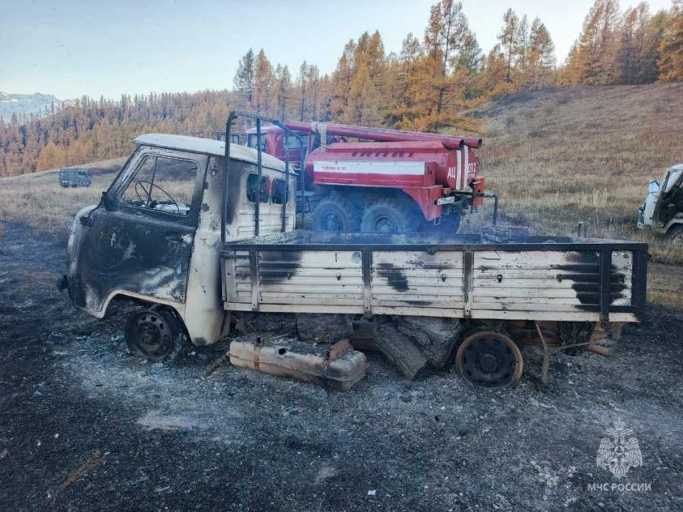 Автомобиль вспыхнул в алтайской степи