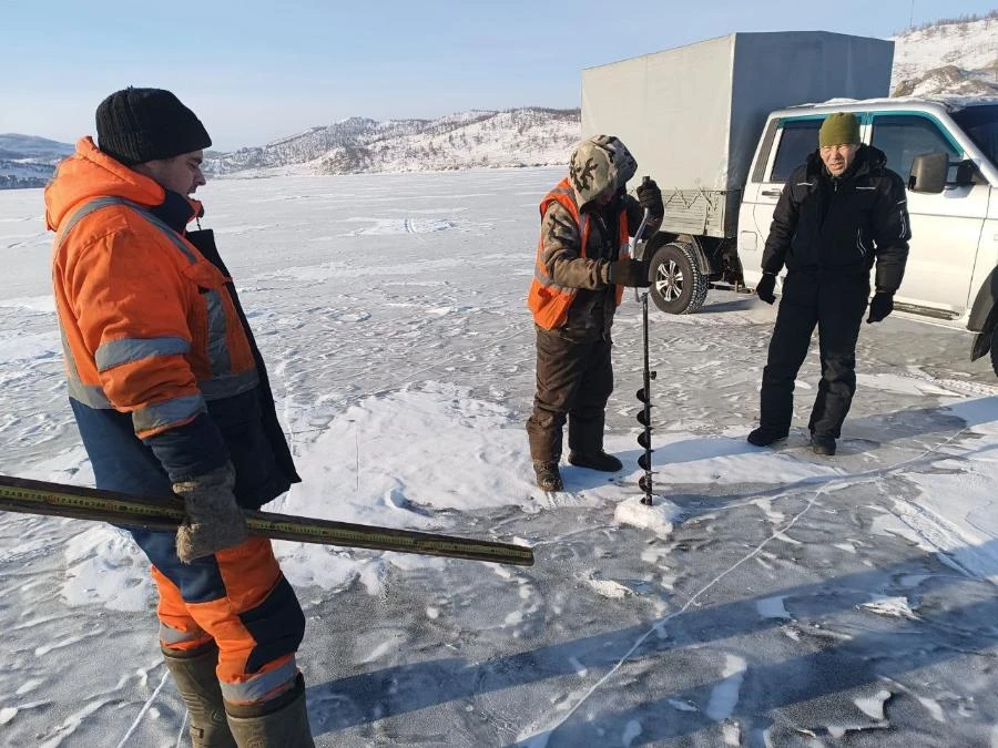 На Байкале начали обустраивать ледовую переправу на остров Ольхон