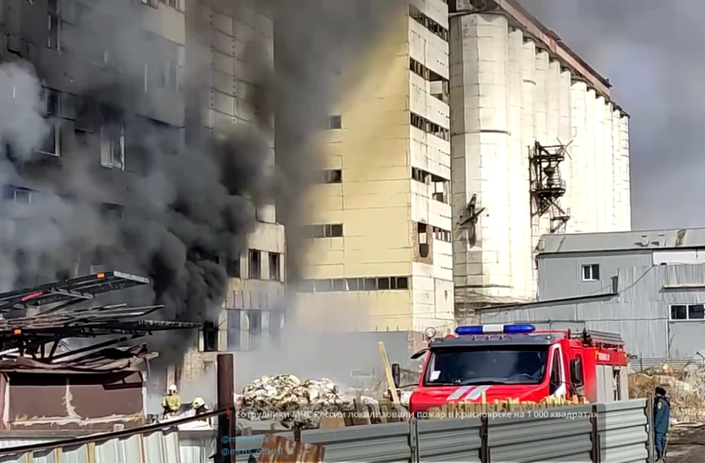 Полностью потушить крупный пожар в Красноярске удалось только ночью