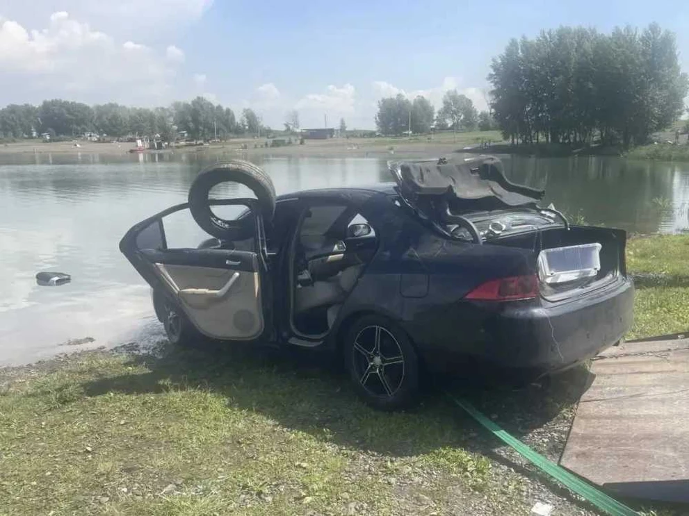 В Красноярском крае машина с девушкой внутри скатилась в озеро 