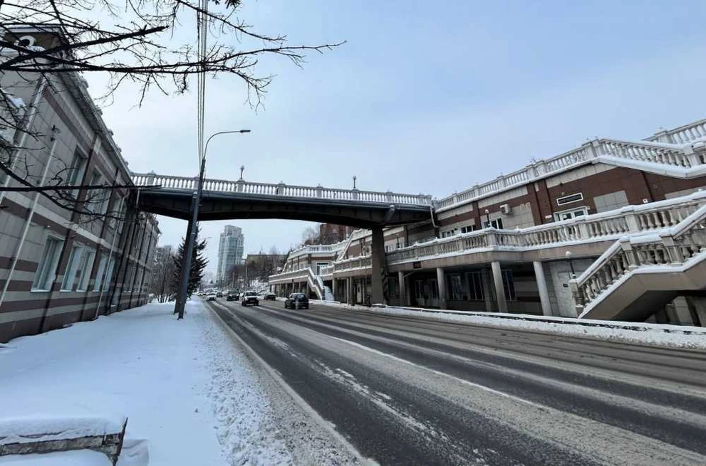 В Красноярске закрыли пешеходный переход на Центральную набережную 
