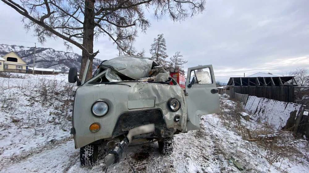 На Алтае «Буханка» поехала по кривой и попала в смертельное ДТП