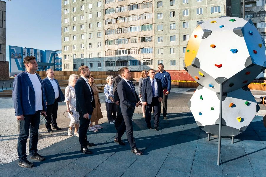 Глава Норильска и депутаты Горсовета проверили ход благоустройства района Кайеркан и ответили на вопросы жителей