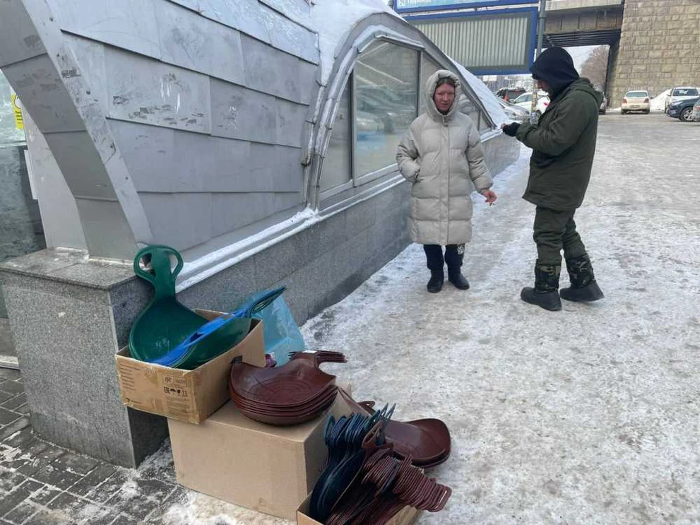 В Новосибирске в новогодние праздники изъяли 180 ледянок у уличных торговцев