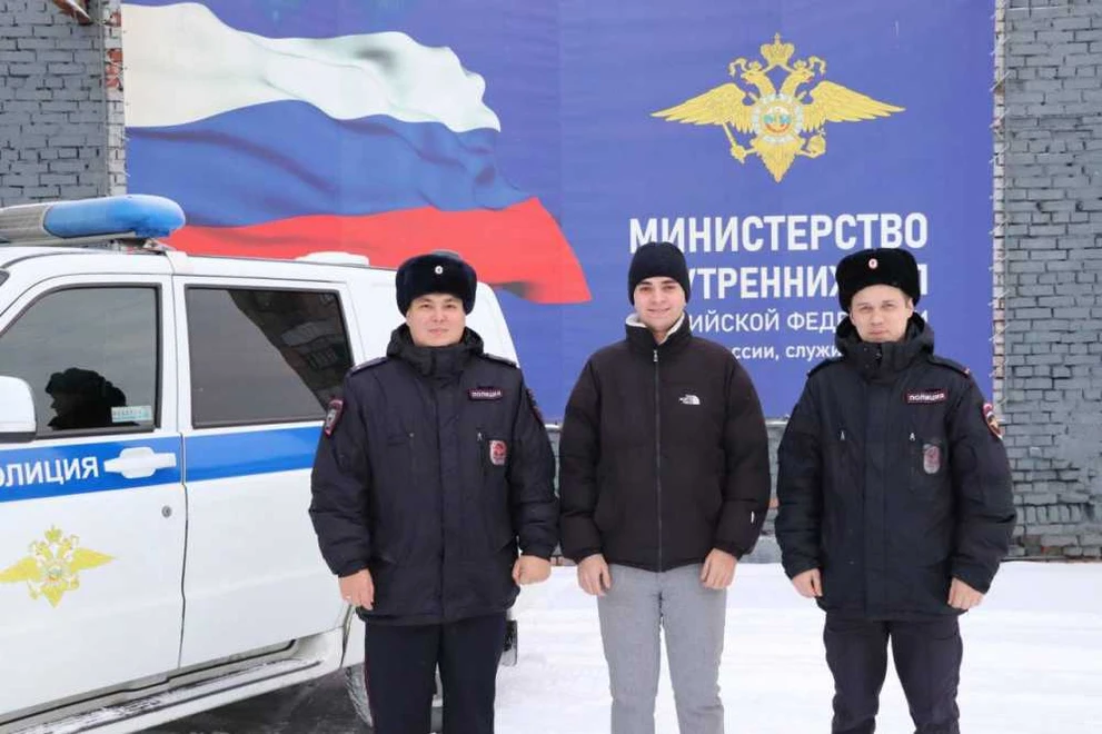 В Красноярском крае полицейские и сотрудник МЧС спасли мужчину на пожаре