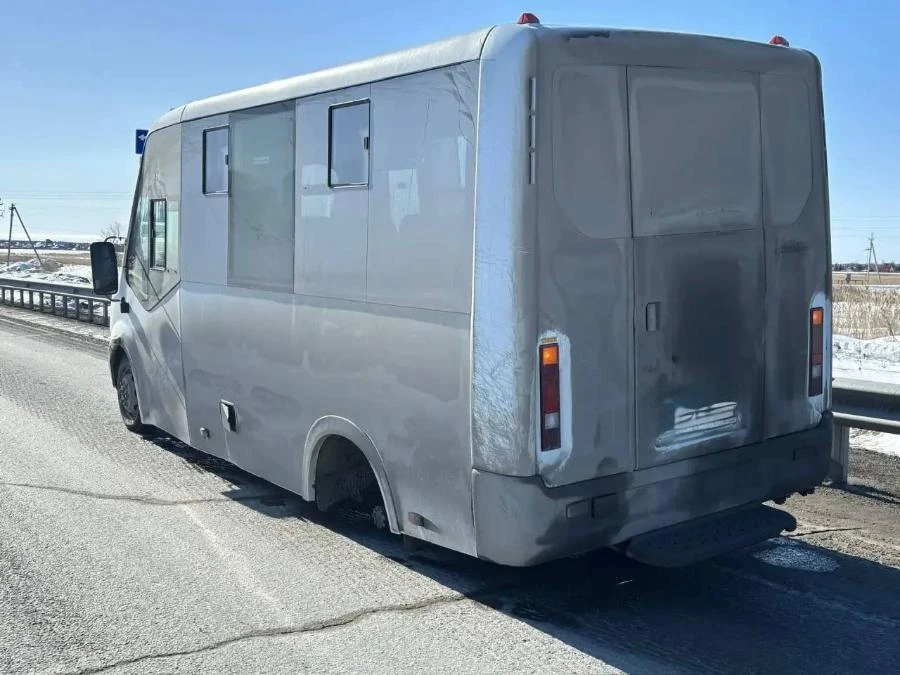 В Омской области у автобуса оторвалось колесо и вдарило по встречному автомобилю