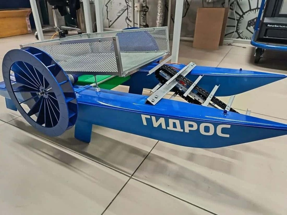 Школьники с Алтая создали уникальное устройство для очистки озер от мусора