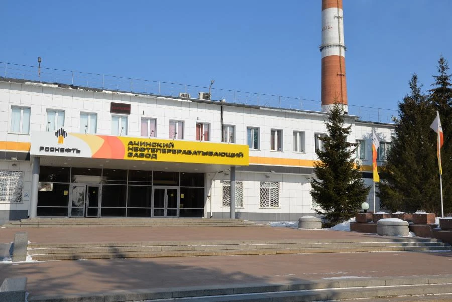 В Красноярском крае накануне пика дорожных работ Ачинский НПЗ сертифицировал выпускаемый битум