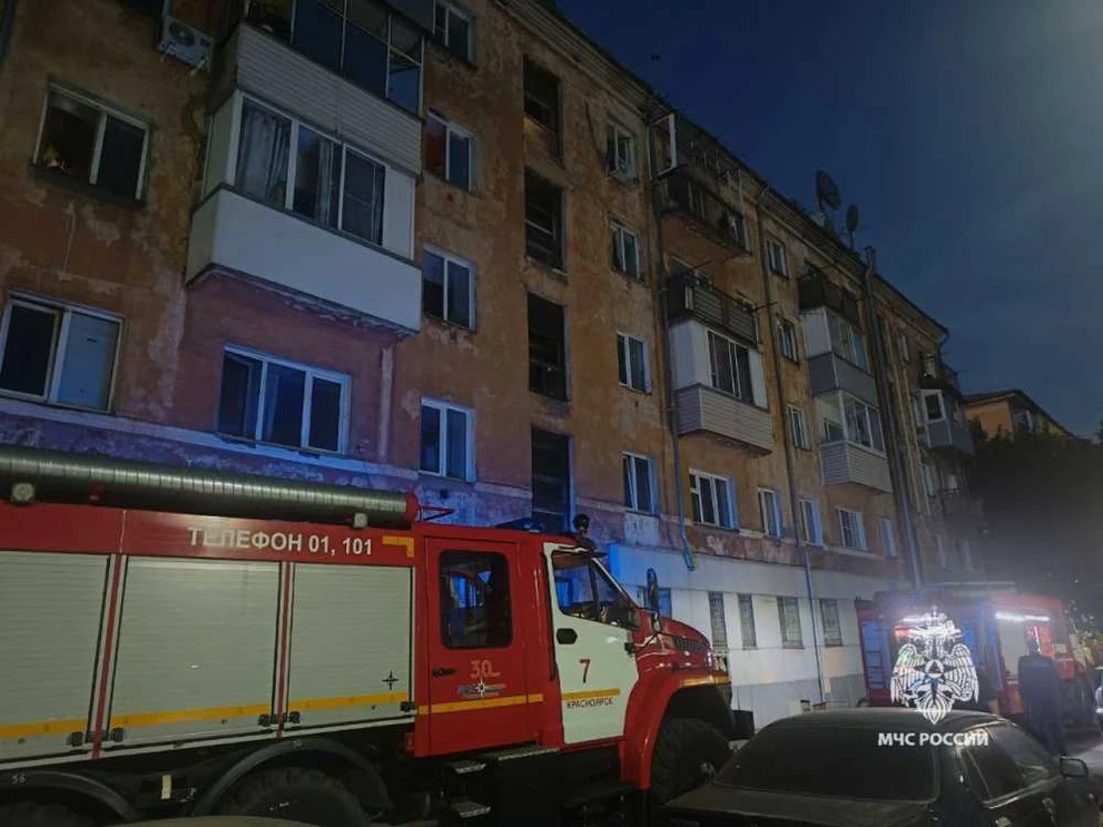 Загоревшийся диван переполошил жителей многоэтажки в Красноярске
