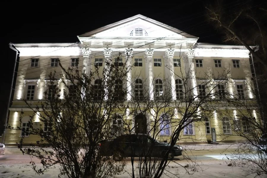 Несколько старинных домов в Иркутске к Новому году приобрели волшебный облик 