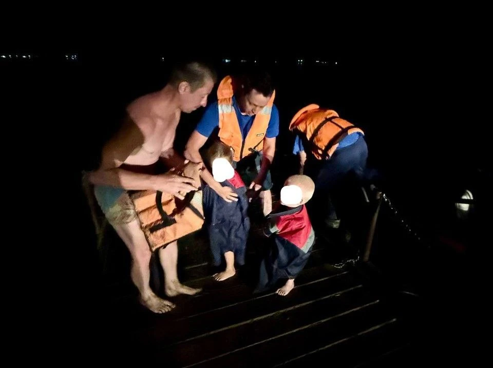 На озере в Красноярском крае перевернулась лодка с детьми
