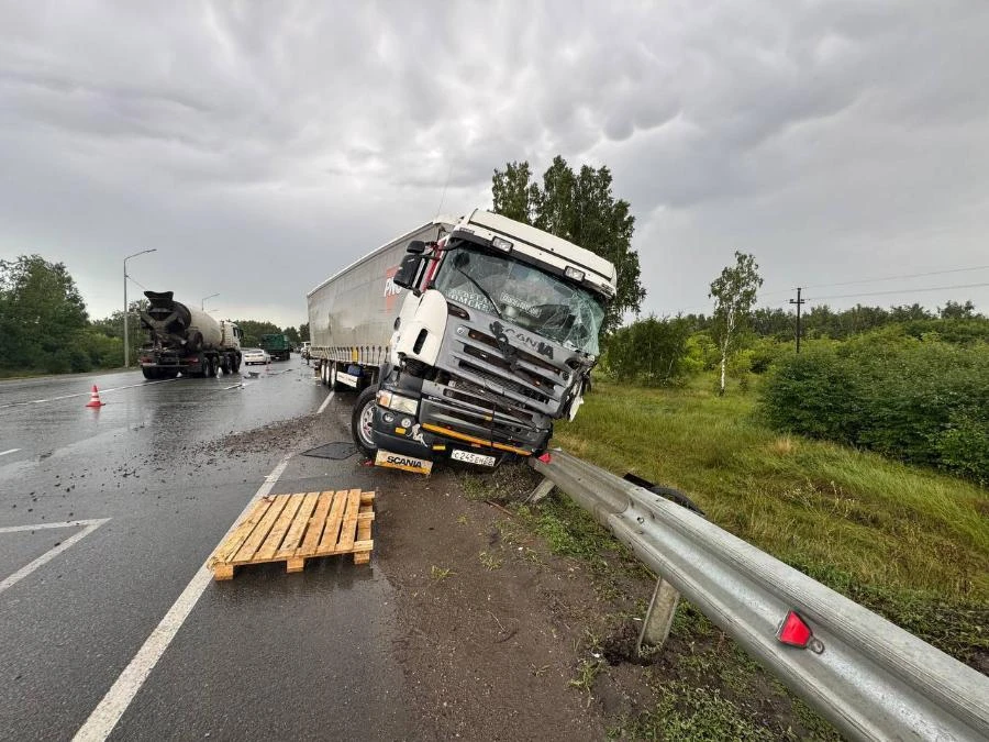 В Омске фура врезалась в рейсовый автобус