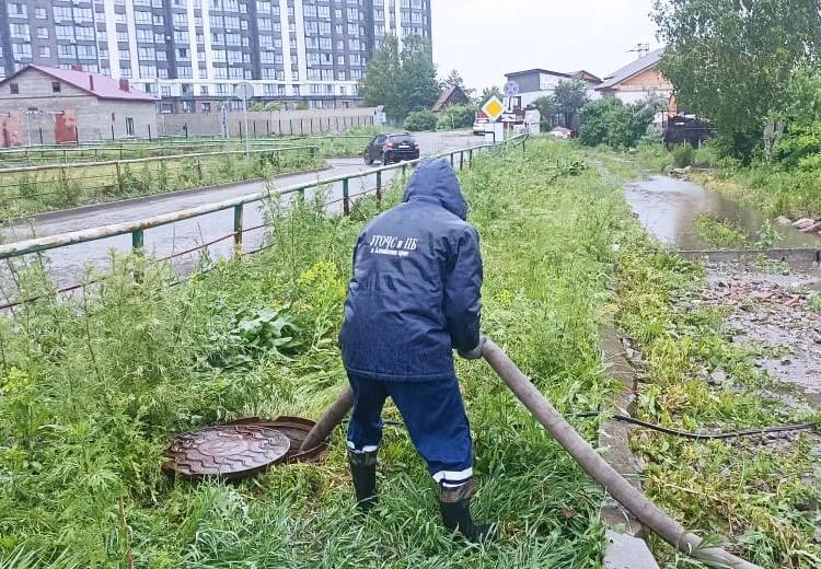 В Алтайском крае из-за сильного ветра снесло крышу магазина, пострадал ребёнок