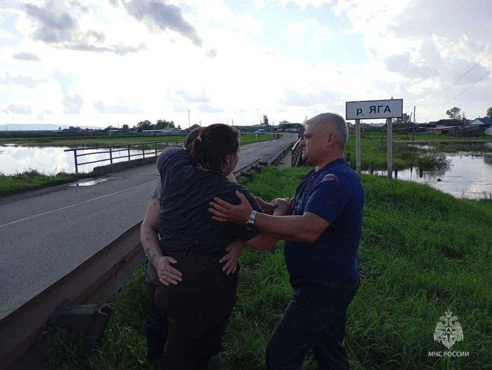 В Красноярском крае во время паводка сотрудники МЧС России спасли двух женщин