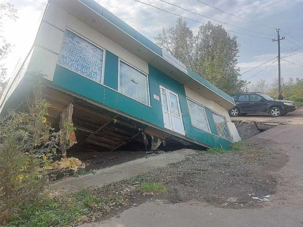 В Красноярске из-за прорыва канализационной трубы провалился павильон  