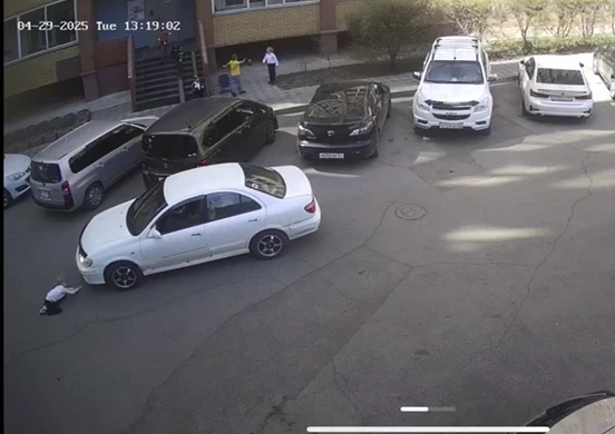 В Красноярске во дворе дома автомобиль сбил ребёнка