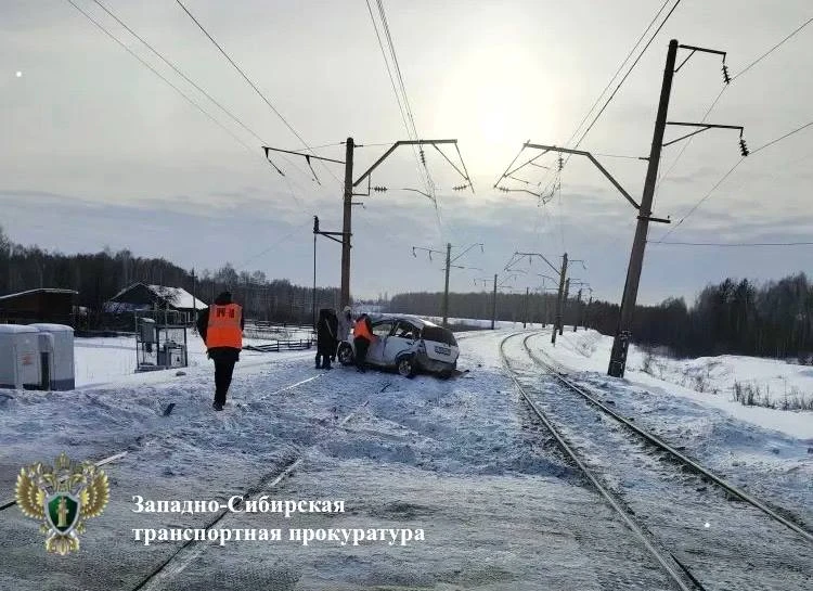 На Алтае поезд сбил легковушку с двумя людьми