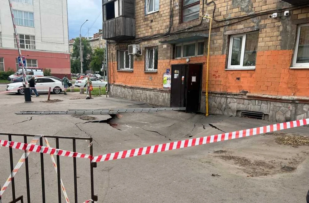 В Красноярске у 5-этажки на улице Бограда просел грунт 