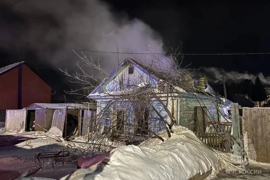 В Омской области двое мужчин погибли на пожаре в доме, который ремонтировали